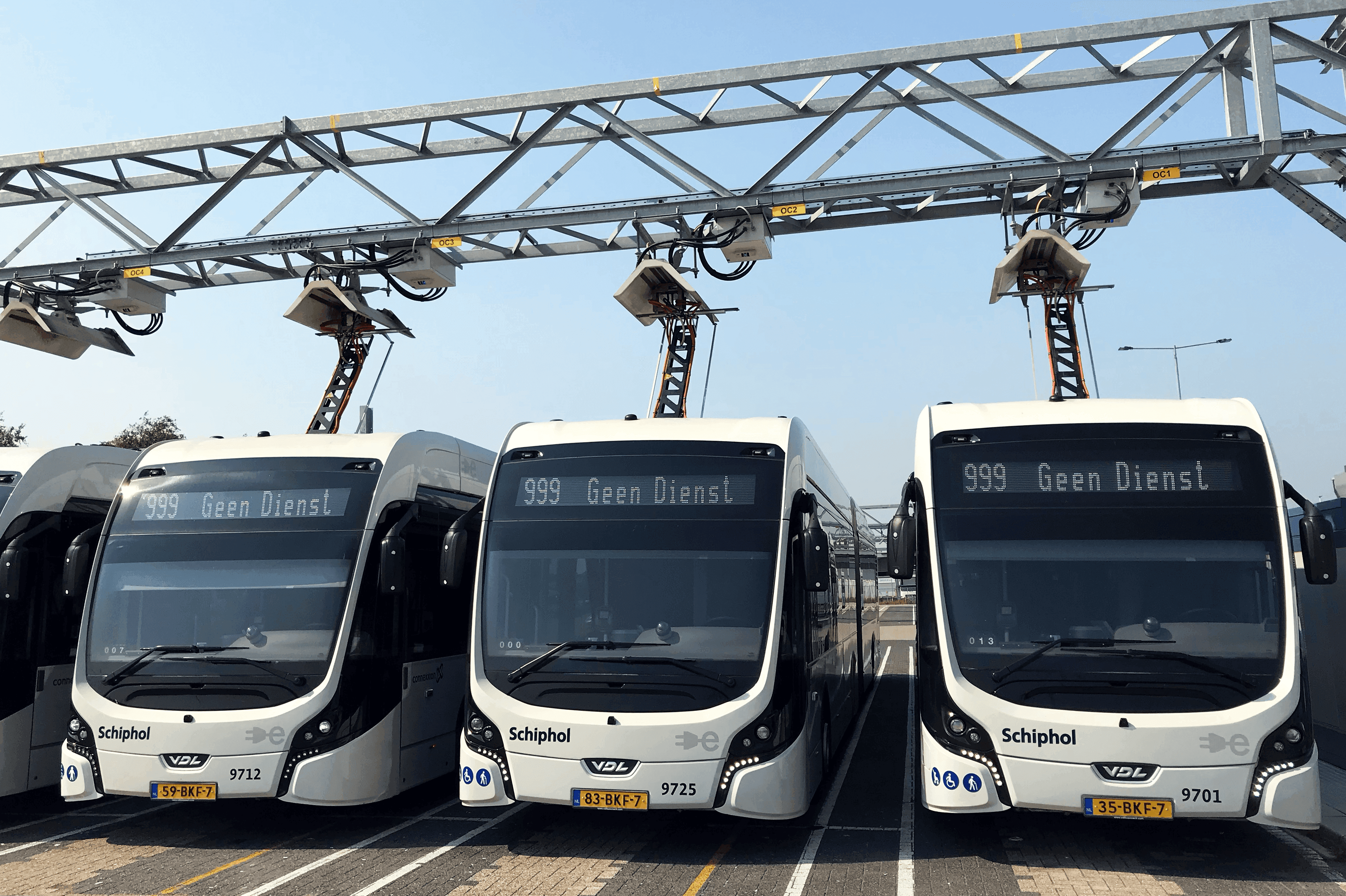 Elektrobusse von Connexxion laden am Flughafen Schiphol, Niederlande