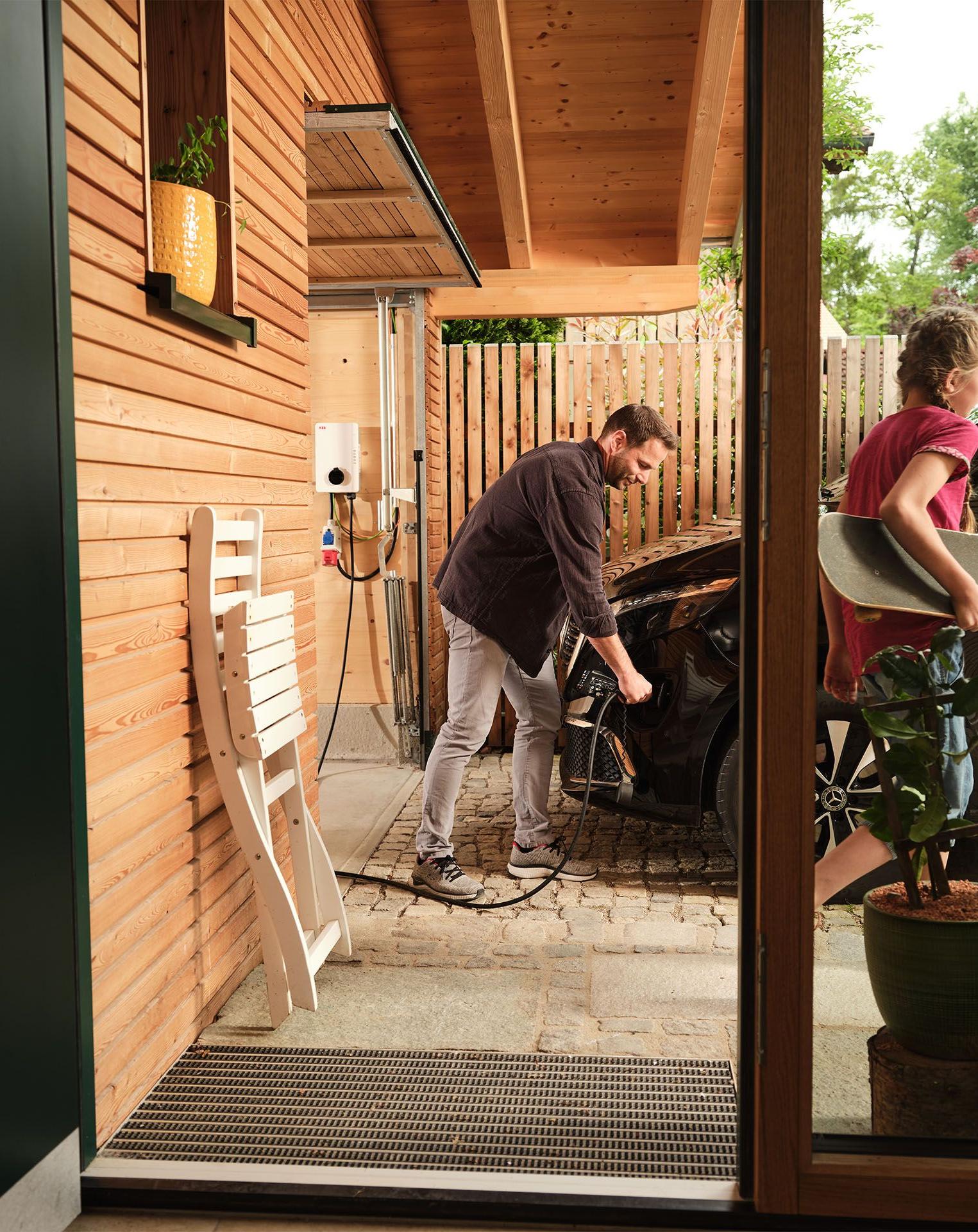 Eingang Einfamilienhaus mit E-Auto
