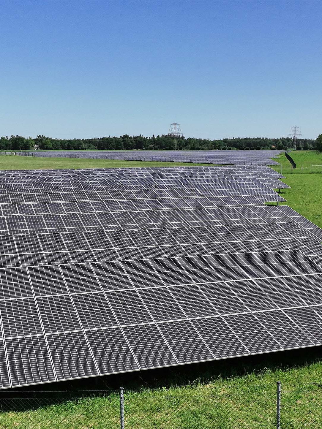 Solarfeld auf Wiese