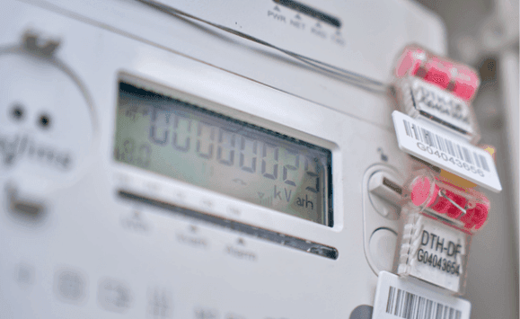 Blick auf einen Smart Meter - eine Voraussetzung für V2G in Deutschland
